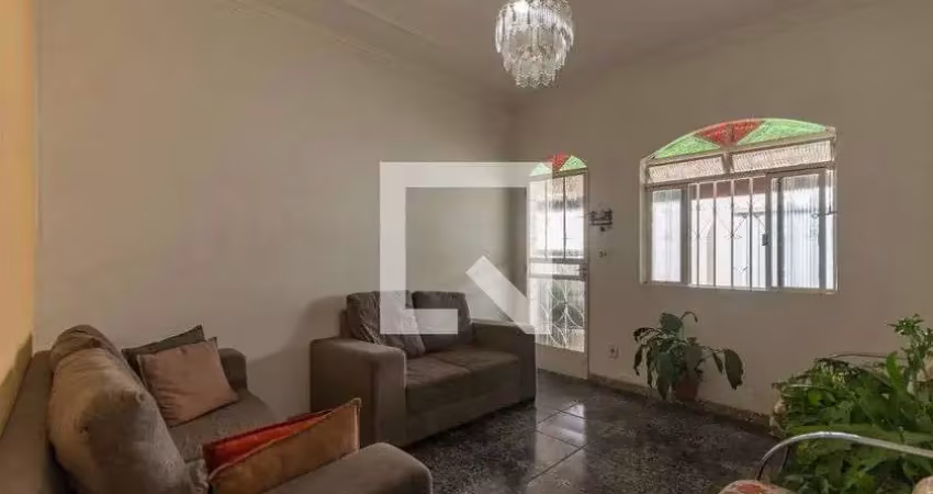 Casa com 3 quartos para alugar na Rua Amélia Carneiro de Mendonça, Tupi B, Belo Horizonte