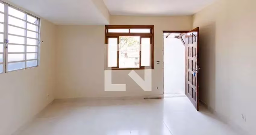 Casa com 2 quartos para alugar na Rua Raflésia, Havaí, Belo Horizonte