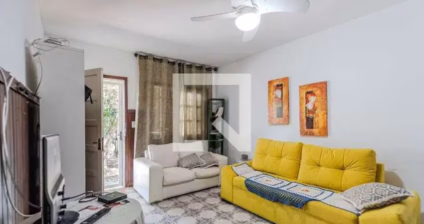 Casa com 3 quartos para alugar na Rua Agenor Mendes Ouriques, Guarujá, Porto Alegre