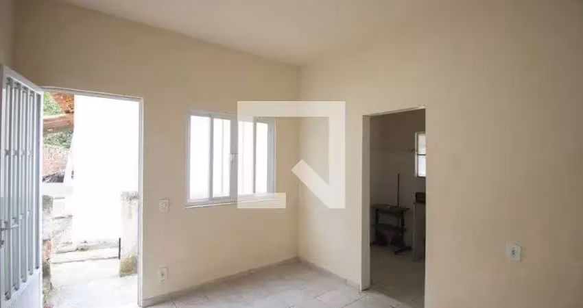 Casa com 1 quarto para alugar na Rua Eduardo Brasão, Vila Três, São Gonçalo