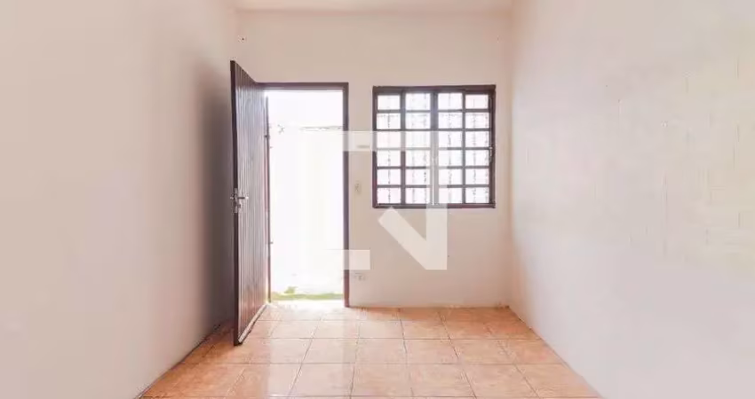 Casa com 2 quartos para alugar na Rua Oscar Camps, Parque Ipê, São Paulo
