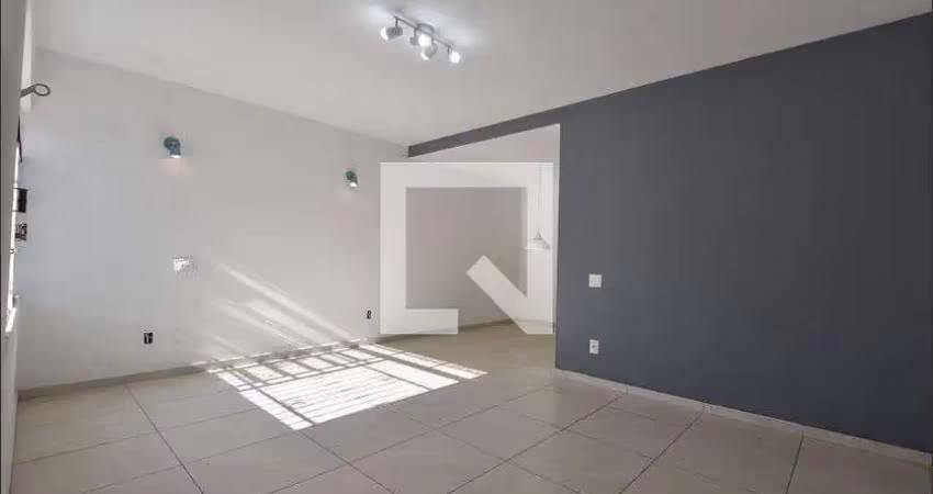 Casa com 3 quartos para alugar na Rua Visconde de Castro, Campo Belo, São Paulo