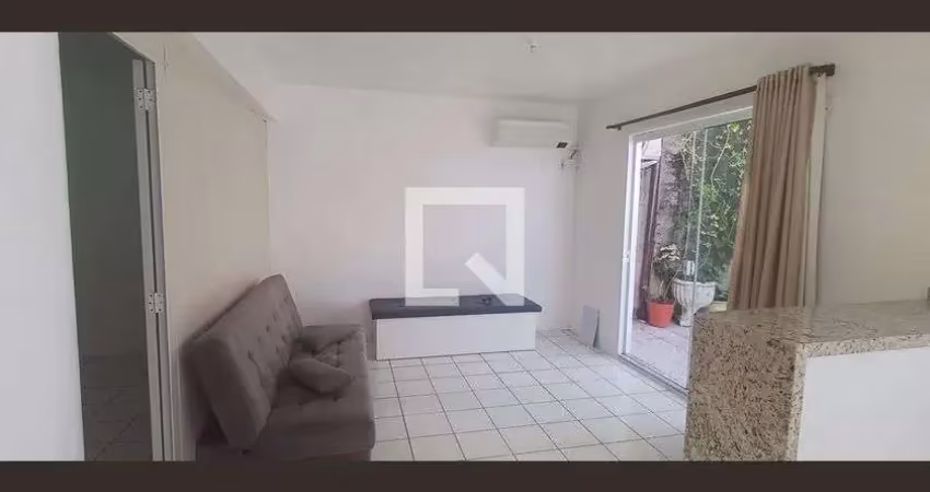 Casa com 1 quarto para alugar na Rua Mario Longo, Serraria, São José