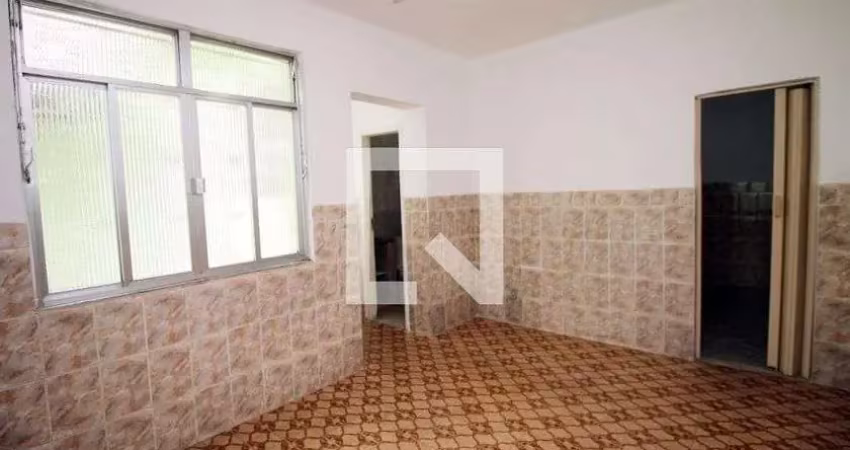 Casa com 2 quartos para alugar na Praça Belmonte, Olaria, Rio de Janeiro