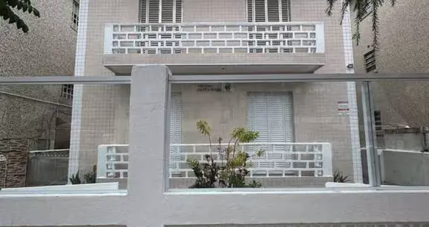 Apartamento no boqueirão, 1 dorm, reformado, sacada, térreo, 60m da praia, 45m²