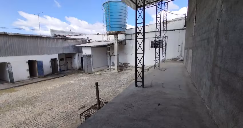 Galpão para aluguel com 400m², na principal avenida do bairro de prazeres.