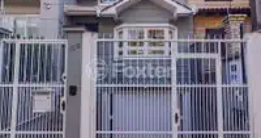 Linda casa com 3 quartos e 2 vagas de estacionamento - bairro chácara das pedras