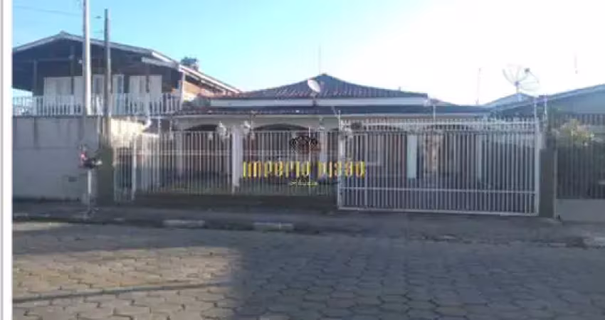 Casa à venda com 2 dormitórios e 4 vagas de garagem no centro em caraguatatuba-sp