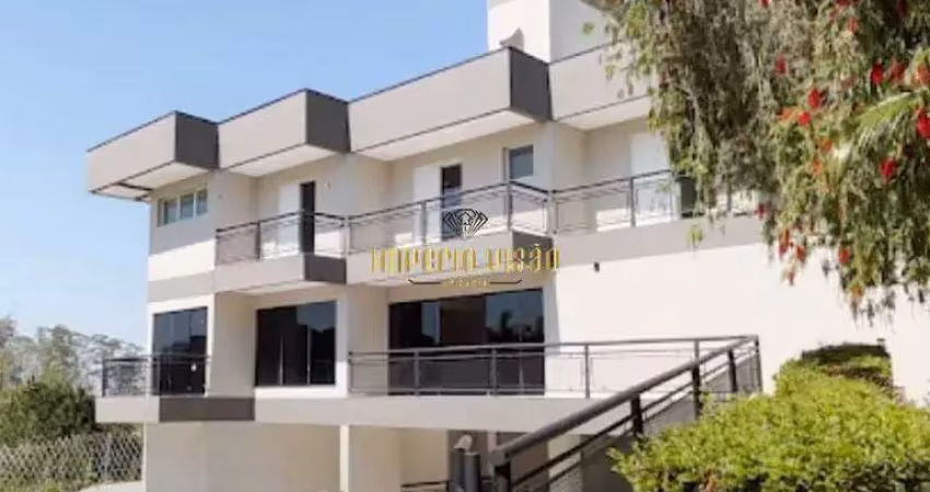 Casa de alto padrão à venda com 4 dormitórios, sendo 2 suítes, piscina e área gourmet no condomínio arujazinho iii - arujá-sp