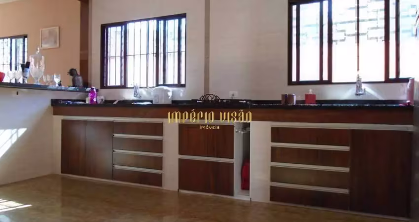 Excelente sobrado à venda no centro de suzano, com 5 dormitórios e cozinha planejada.