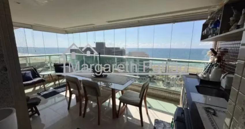 Apartamento mobiliado com 1 suíte, vista mar, varanda gourmet e 3 vagas de garagem soltas em armação.