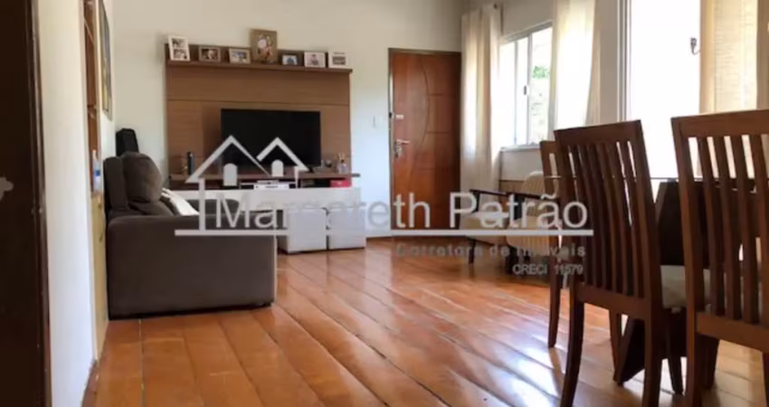 Apartamento amplo de 2 quartos com dependência no costa azul.