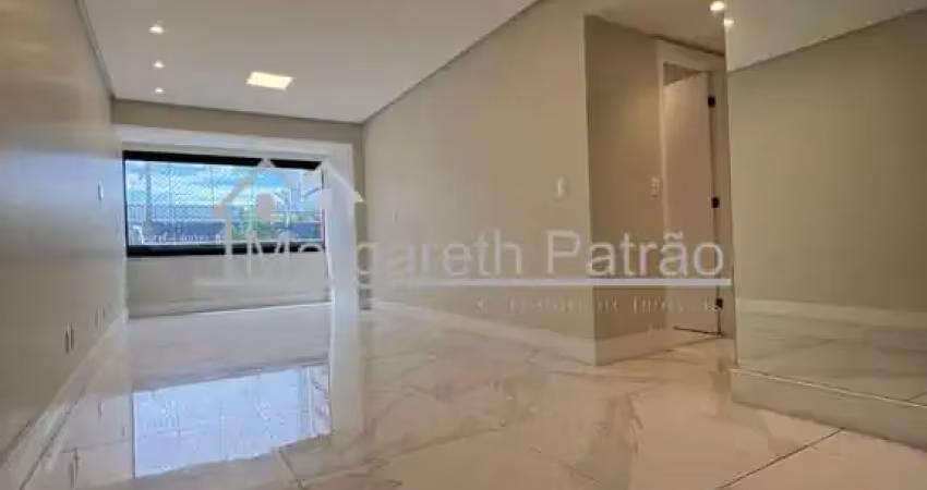 Apartamento espaçoso de 3 quartos com dependência no costa azul.