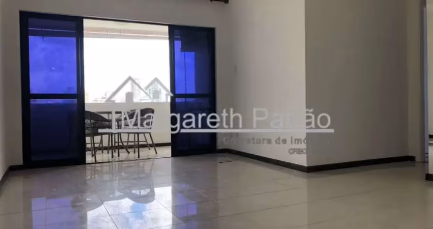 Apartamento amplo com 3 quartos com varanda no costa azul.