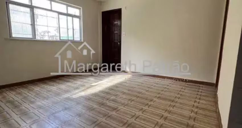 Apartamento térreo espaçoso com 2 quartos e dependência no marback.