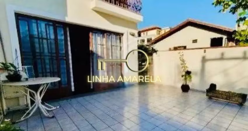 Sobrado à venda com 3 suítes, 4 vagas e localização privilegiada.
