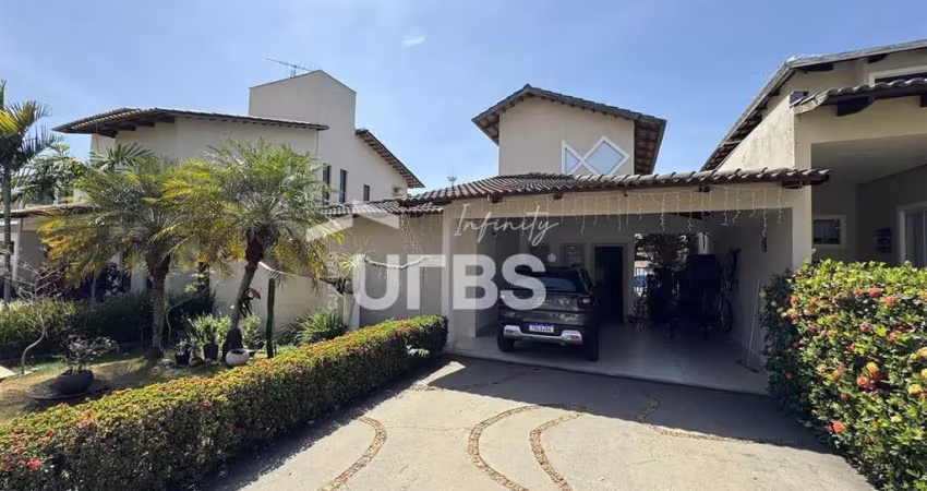 Casa térrea com aquecimento solar na piscina, banheiros e luminárias.