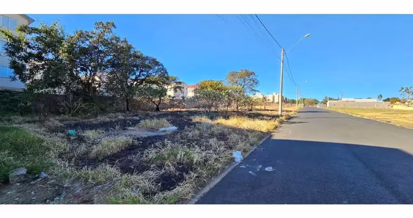 Terreno plano em ótima localização no residencial adriano ferreira próximo a chácara são paulo