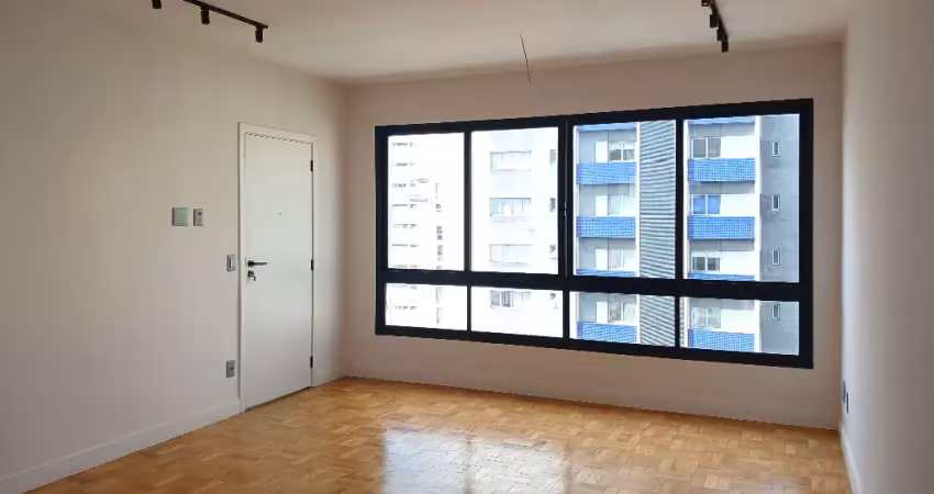 Reformado e moderno, apartamento no coração do itaim bibi, 94 m2, com 3 quartos, sendo 2 suítes, lavabo, 1 vaga