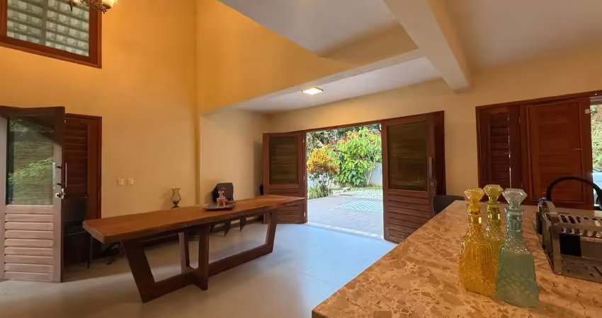 Casa sensacional, projetada, com 5 suítes e 10 vagas de garagem em guaramiranga.