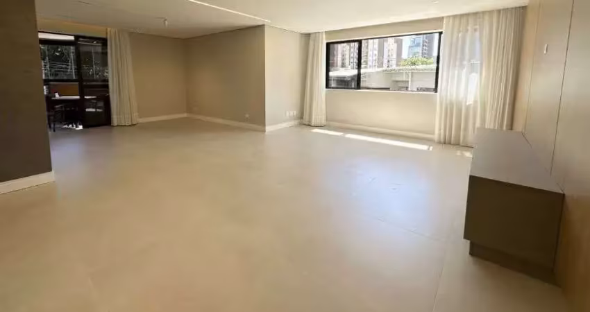 Excelente apartamento semimobiliado com 3 vagas no ecoville