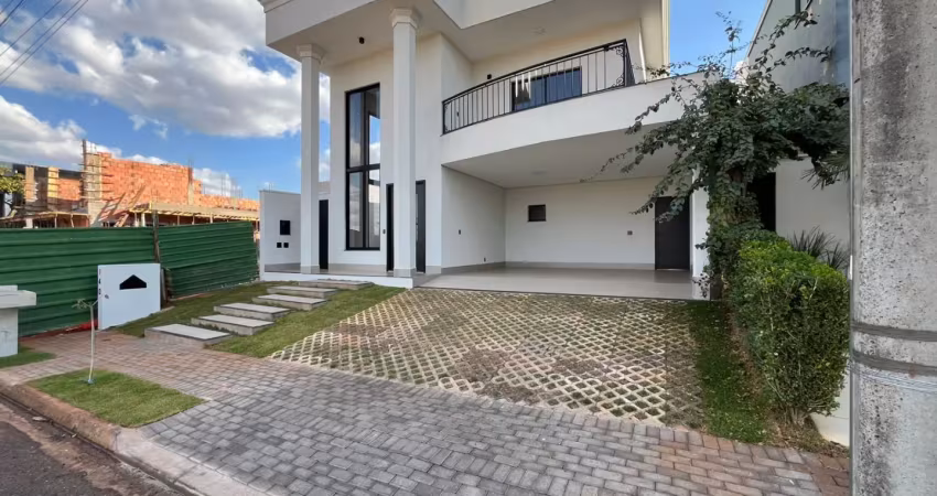Casa neoclássica no condomínio splêndido, com 4 suítes e 2 andares