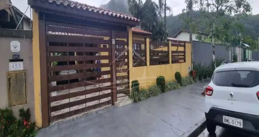 Casa com 03 dormitórios, próximo do centro, da praia.