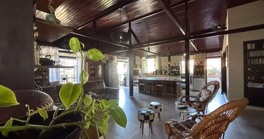 Oportunidade de negócio | ampla casa com 03 vagas de garagem | 04 dormitórios | amplo living, cozinha, sala com sacada e linda vista para cidade!
