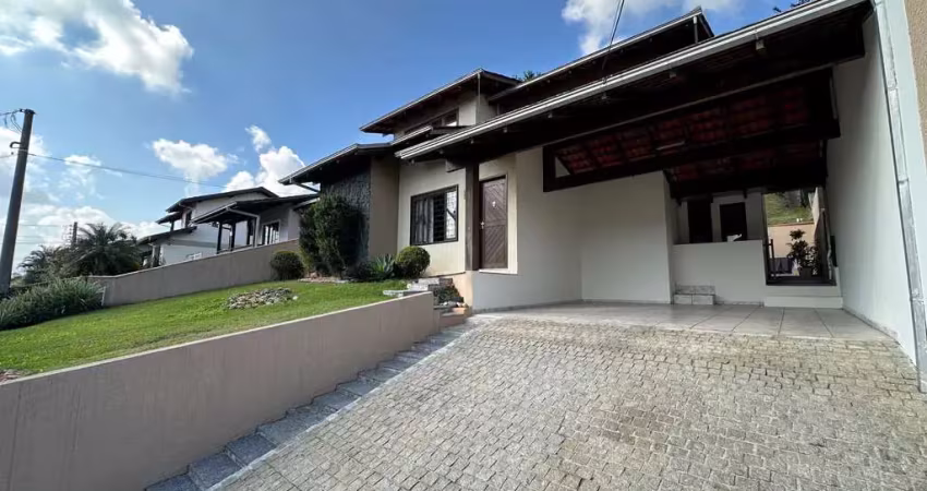 Casa à venda no saguaçu em joinville - com 235m² de área construída, terreno de 420m², aceita financiamento e analisa permuta!