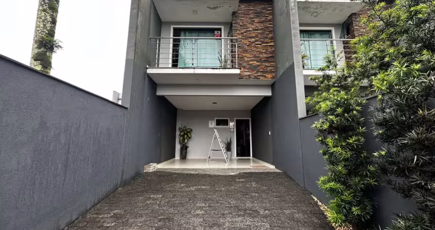 Geminado à venda em joinville sc no bairro saguaçu, semimobiliado, 3 dormitórios com suíte, sala integrada, churrasqueira, garagem para 2 carros