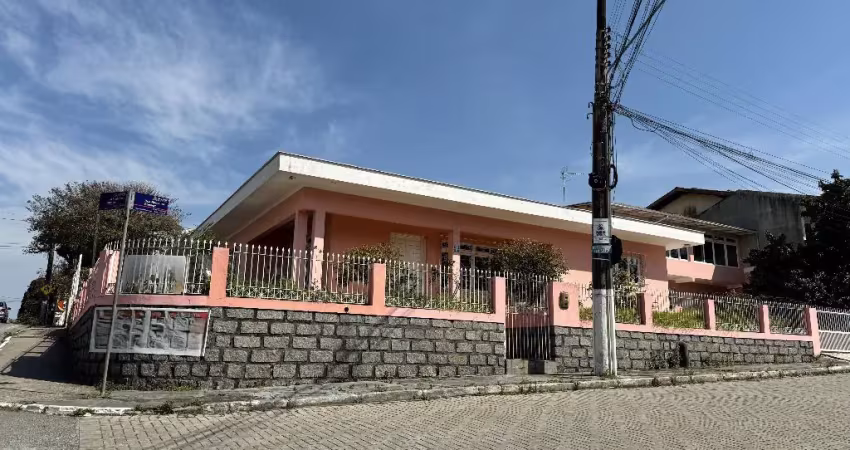 Casa ampla de esquina com vista parcial do mar e versatilidade