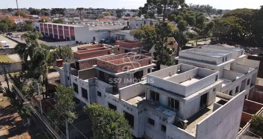 Sobrado triplex à venda no bairro cajuru, unidades com 03 quartos sendo 01 suíte, terraço e uma excelente localização.