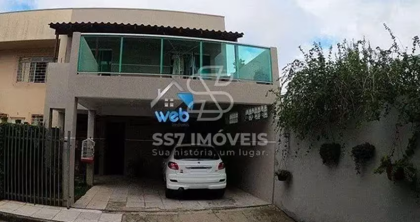 Sobrado à venda no bairro cajuru, com 3 dormitórios, 3 vagas de garagem, podendo ser financiado.