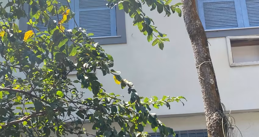 Casa com 4 quartos localizada  em condomínio fechado no horto!