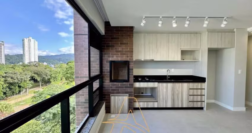 Apartamento semi-mobiliado no último andar com vista panorâmica no edifício discovery