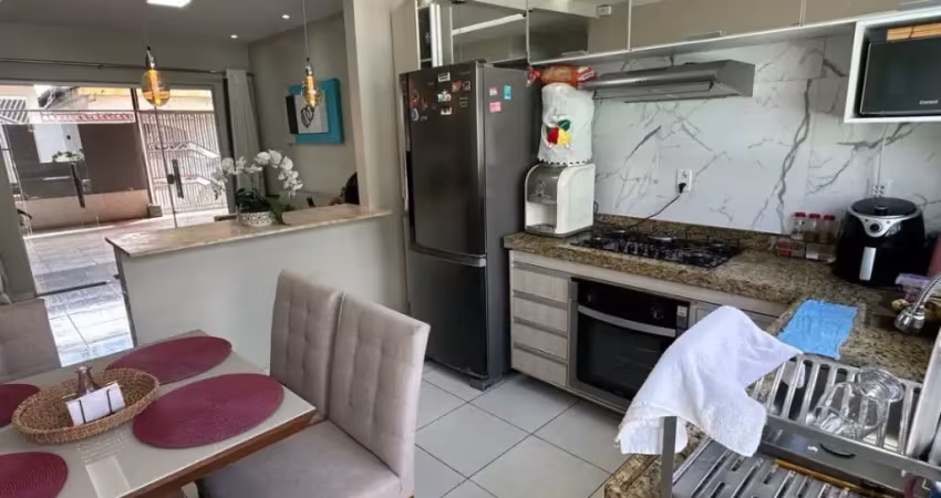 Vendo casa em condomínio fechado - 03 quartos - piscina - churrasqueira - armários