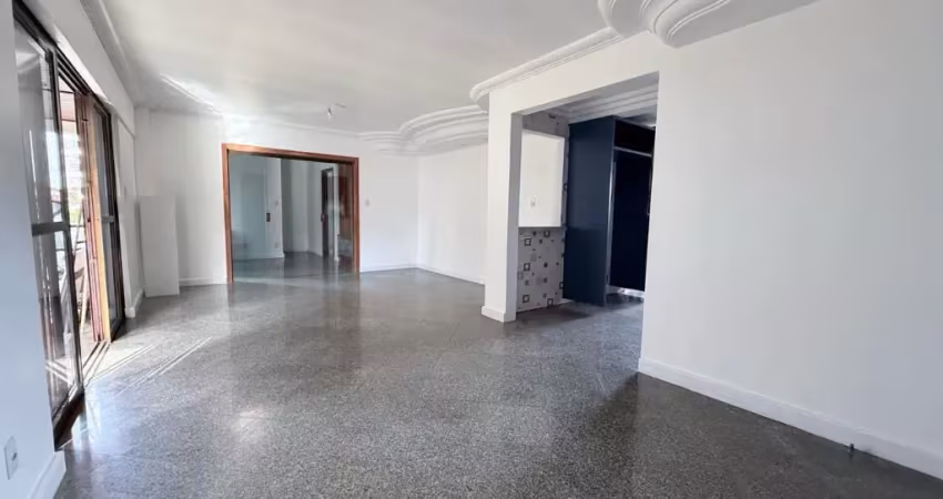 Vendo apartamento com 172 m2 - espaçoso - 3 suítes - ventilado - 02 vagas