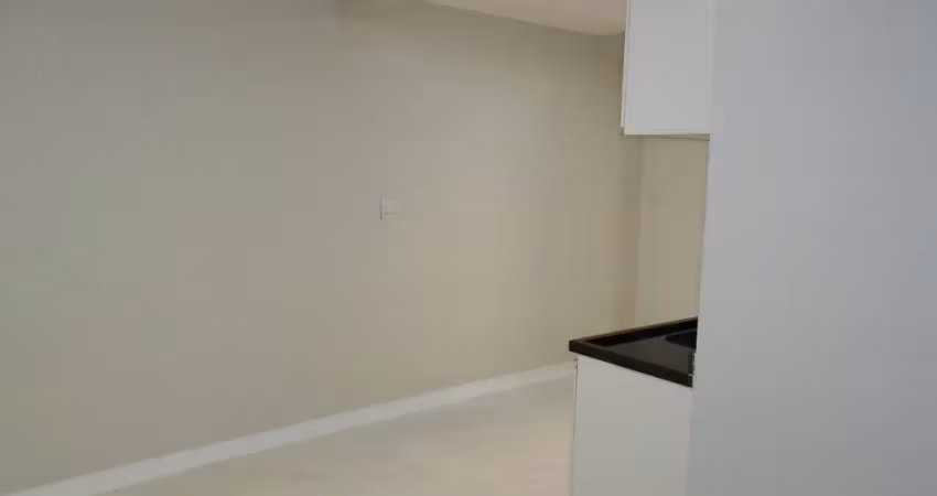 Vendo linda kit totalmente reformada em ótima localização!