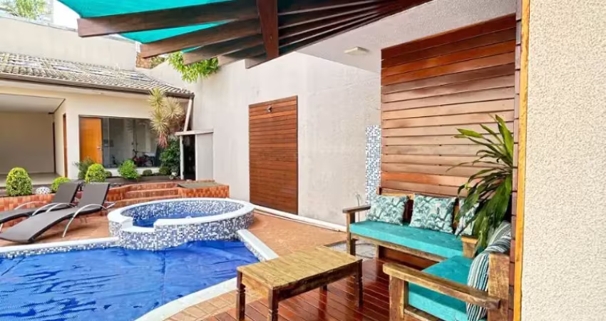 Linda casa térrea mobiliada 396m2 construídos no cancelli, com 3 suítes, 1 quarto, 7 vagas, academia, piscina, e área gourmet. móveis planejados gava.