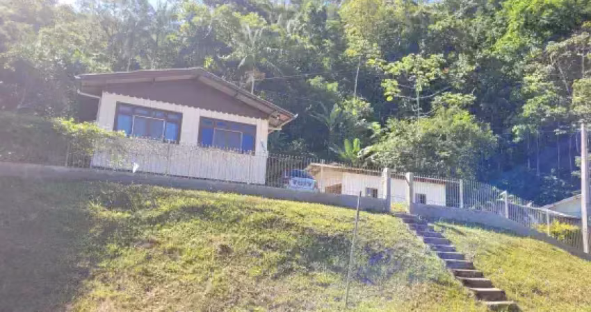 Casa de 140m² com terreno amplo com área total 722,75m² no bairro são roque, itajaí/sc
