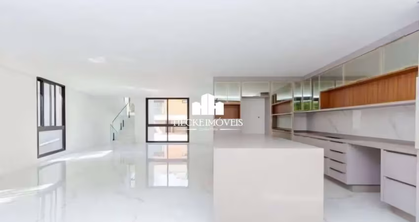 Casa em condomínio com 3 suítes e 4 vagas. campo comprido