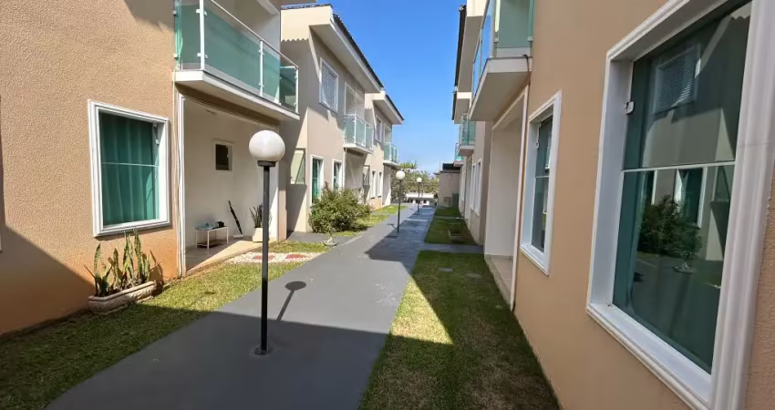 Sobrado de 03 dormitórios, 01 suíte e 02 vagas de garagem em condomínio fechado no jardim pagliato.