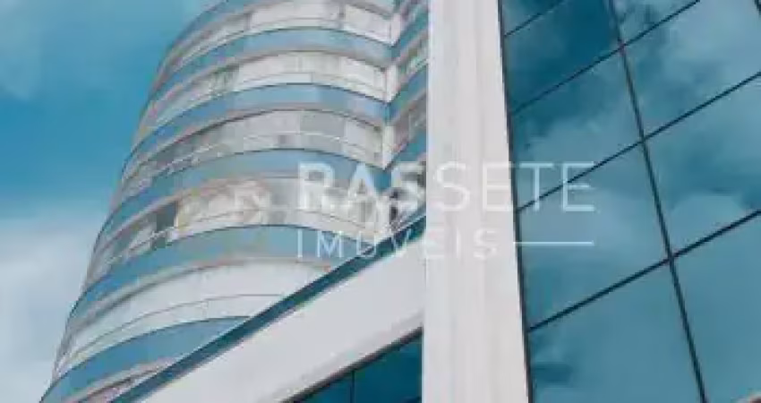 Apartamento com três dormitorios duas vagas frente mar!
