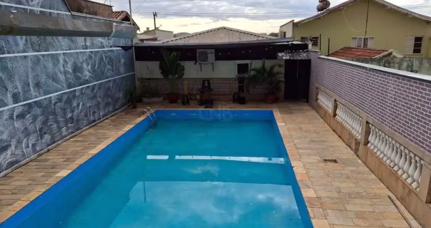 Salão de festas com piscina e edícula no fundo para venda no bairro paulicéia.