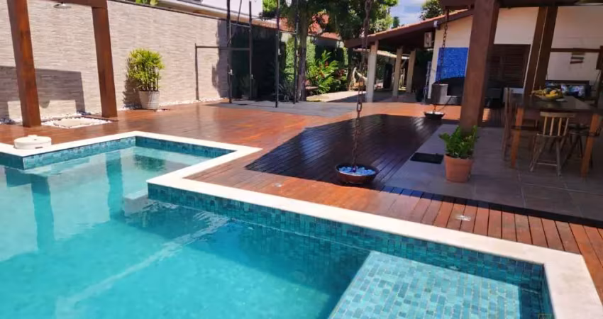Linda casa com 04 dormitórios, com piscina e hidro.