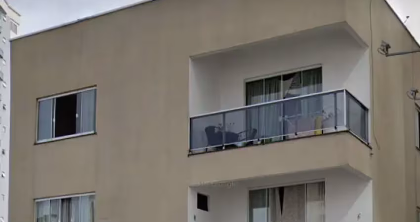 Proximo a univali no centro! apartamento de 1 suite + 2 dormitórios c/ vaga de garagem e sacada