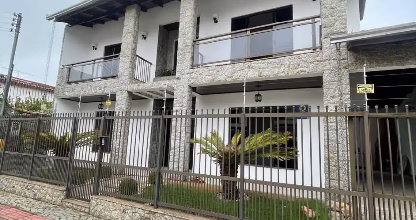 Casa de 1 suite + 2 dormitórios c/ piscina e edícula 256m² privativos no centro de b. camboriú
