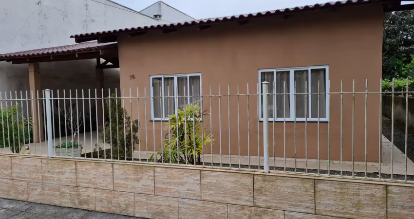 Casa de 2 dormitórios e ampla externa atras em bairro cordeiros parte alta