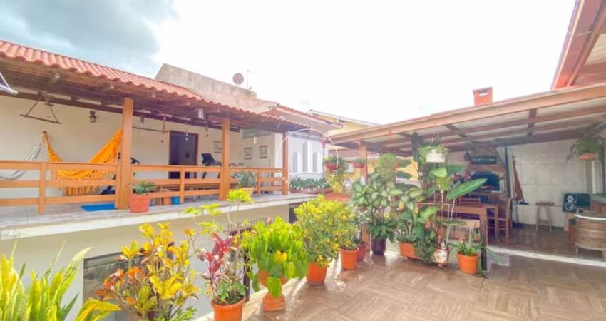 Casa 3 Dormitórios, Sendo 1 Suíte