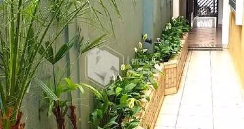 SOBRADO À VENDA, COM 200M² COM 3 DORMS SENDO 1 SUÍTE COM 2 VAGAS E ARMÁRIOS EMBUTIDOS NA COZINHA -